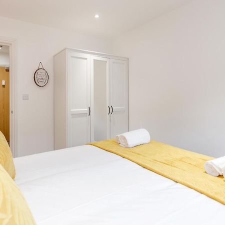Watford Town Centre, Serviced One Bed Flat With Choice Of King Or Twin Beds, Sleeps Up To 4 Sharing, Free Wifi And Free Movies لندن المظهر الخارجي الصورة